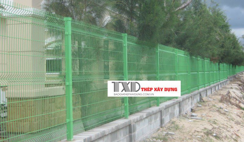 Hàng rào lưới B40: Hàng rào lưới B40 với độ bền cao sẽ là sự lựa chọn tuyệt vời cho ngôi nhà của bạn. Với khả năng chống lại sự tấn công của thời tiết và sự đột nhập của kẻ trộm, hàng rào lưới B40 sẽ mang lại sự an toàn và tiện nghi cho gia đình bạn.