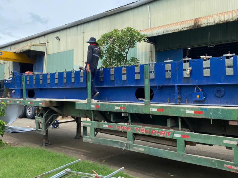 Liên hệ ngay để thuê máy cán tôn seamlock tại công trình của Vận Tải Mạnh Tiến Phát