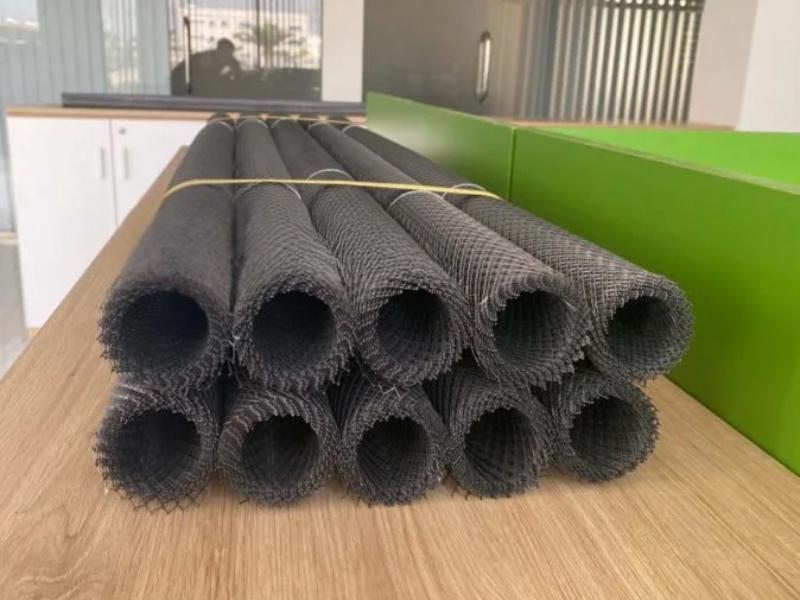 Lưới mắt cáo đen tô tường