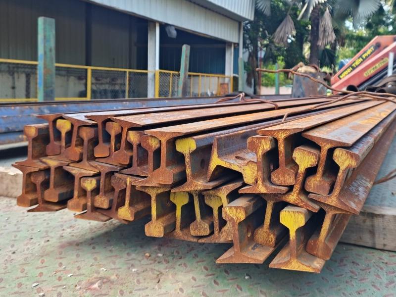 Thép ray có hình dạng đặc trưng