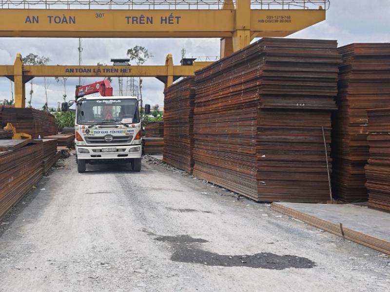 Cho thuê vĩ lót cho xe máy đào, tôn tấm lót cho xe cuốc, tôn lót cho xe ủi, tấm tôn lót cho xe lu theo ngày, theo tháng giá tốt