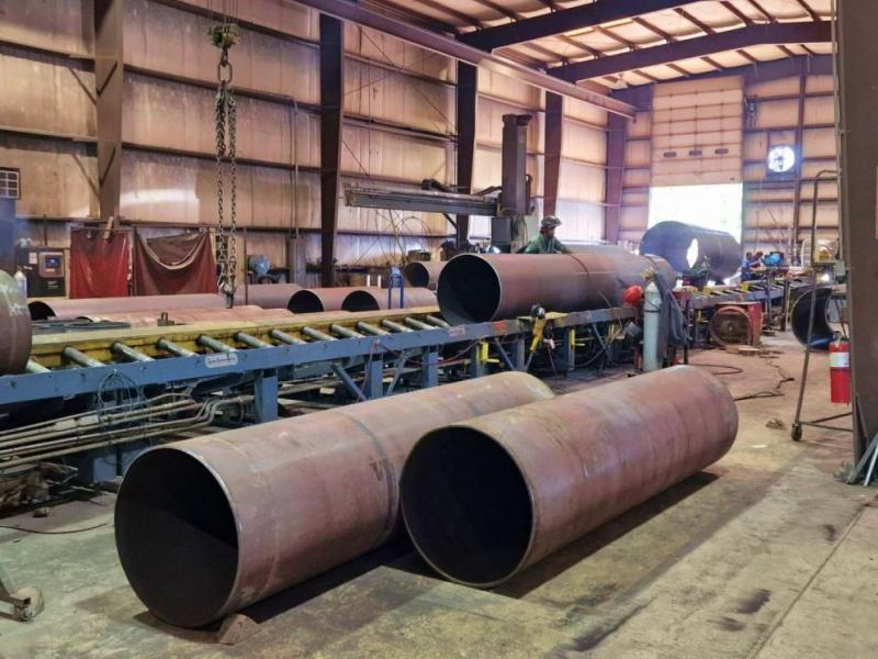 Thép Mạnh Tiến Phát có hệ thống máy móc chuyên dụng hiện đại, nhân viên có chuyên môn, hỗ trợ lốc thép tấm đa dạng quy cách