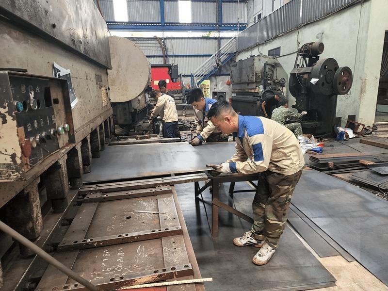 Nhân viên thu thập thông tin về độ dày, đường kính và yêu cầu kỹ thuật