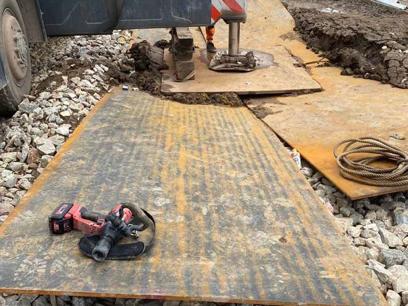 Dng tấm tôn lót cho xe lu công trình hạn chế lún lầy, sụt bánh, giảm rủi ro  lật xe