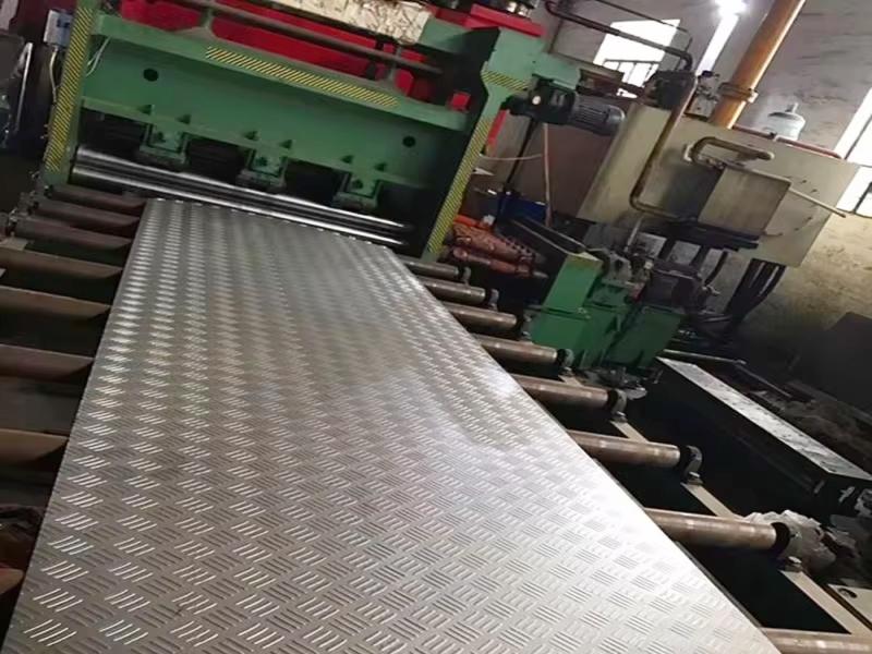 Tám thép được đưa vào máy cán tạo gân theo yêu cầu