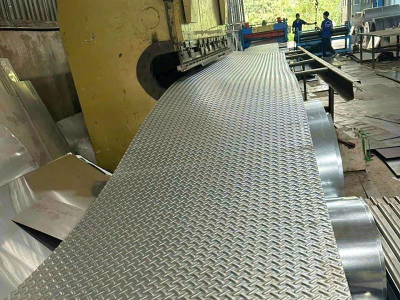 Thép tấm mạ kẽm dập gân tại nhà máy Tôn Thép MTP