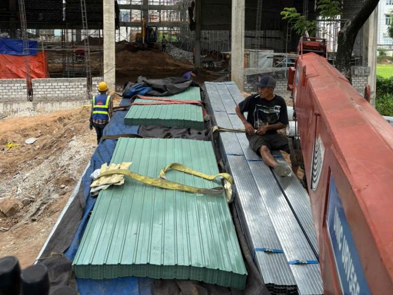 Gia công cắt tôn 5 sóng, 9 sóng tại xưởng giúp tối ưu thời gian thi công, đảm bảo độ chính xác khi lợp mái