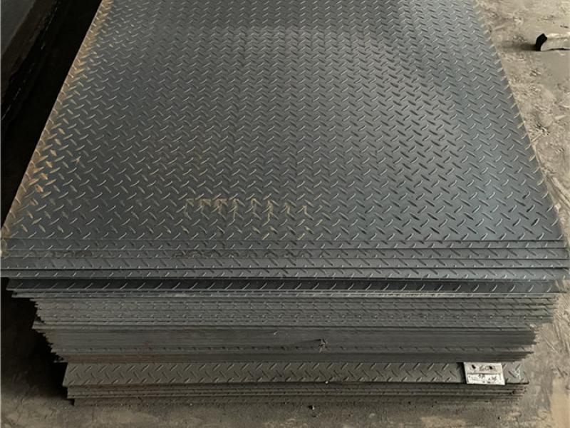 Dập gân thép tấm giúp tăng độ cứng và khả năng chịu lực, chống trượt hiệu quả