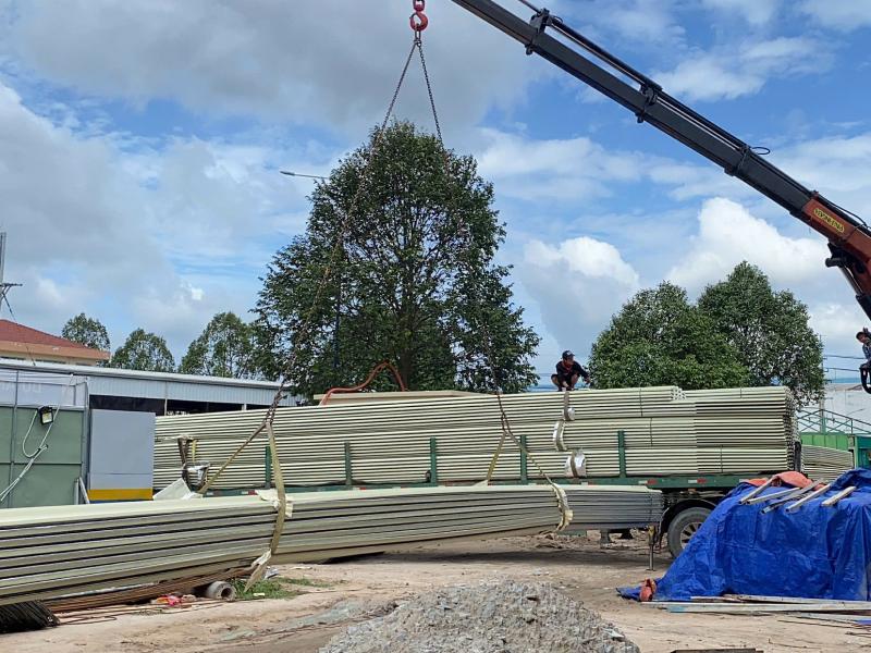 Cần sắp tôn gọn gàng khi vận chuyển, bốc dỡ, dùng cẩu nâng, hạn chế kéo lê tôn dưới mặt đất