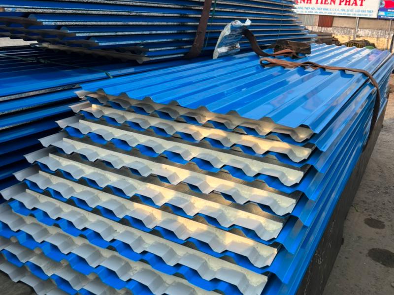 Tôn cách nhiệt có tôn nền dày 0.35 - 0.4mm phù hợp công trình nhỏ, chống nóng cơ bản