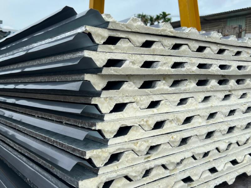 Lõi xốp là yếu tố quan trọng giúp hạn chế hấp thụ nhiệt từ bên ngoài giúp không gian bên trong mát hơn