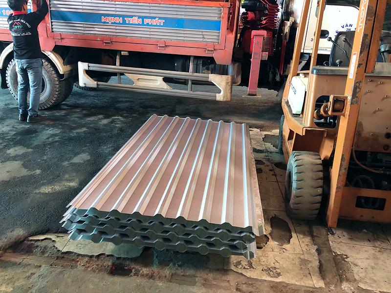 Vận chuyển tôn PU sửa chữa nhà xưởng khu vực Vĩnh Lộc, Bình Chánh