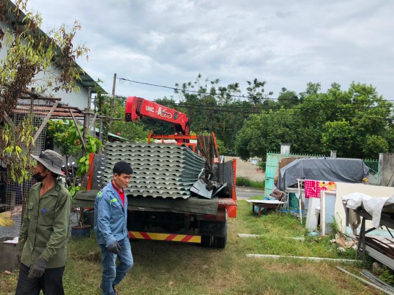 Vận chuyển tôn PU Đông Á màu xanh ngọc đến công trình nâng cấp mái tại Cần Giờ