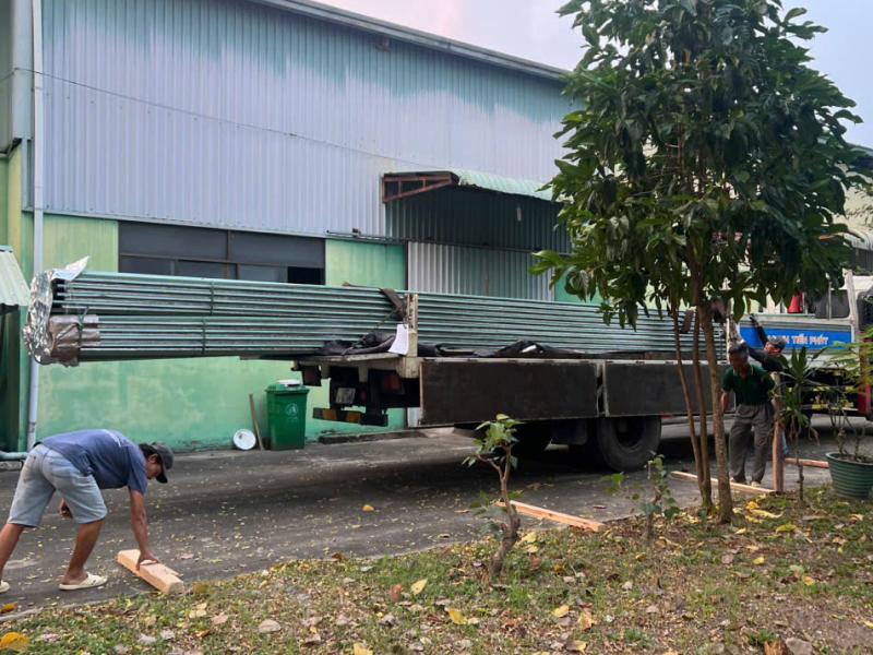 Vận chuyển tôn PU Việt Nhật xanh ngọc 5 sóng vuông dài 10.5m và tôn úp nóc đến nhà xưởng tại Tân Thông Hội, Củ Chi
