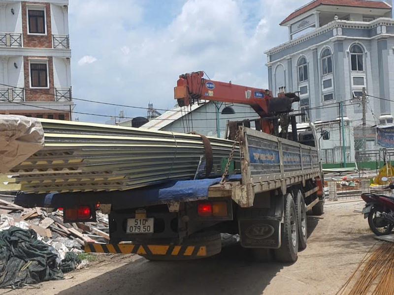 Vận chuyển tôn PU Hoa Sen lợp mái đến công trình trường học tại Hóc Môn