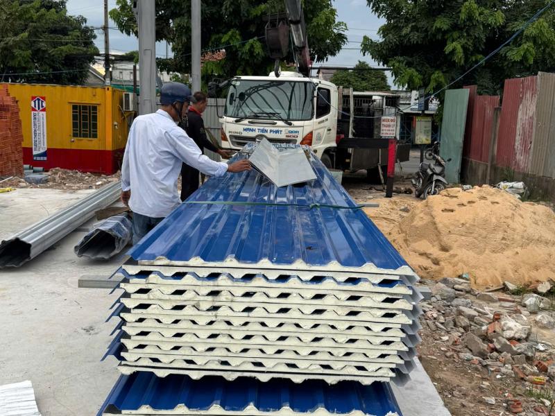 Giao tôn PU màu xanh dương cho khách hàng tại Hóc Môn