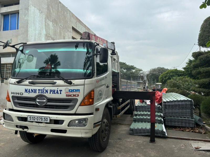 Vận chuyển tôn Hoa Sen dán PE đến công trình nhà xưởng tại Nhà Bè