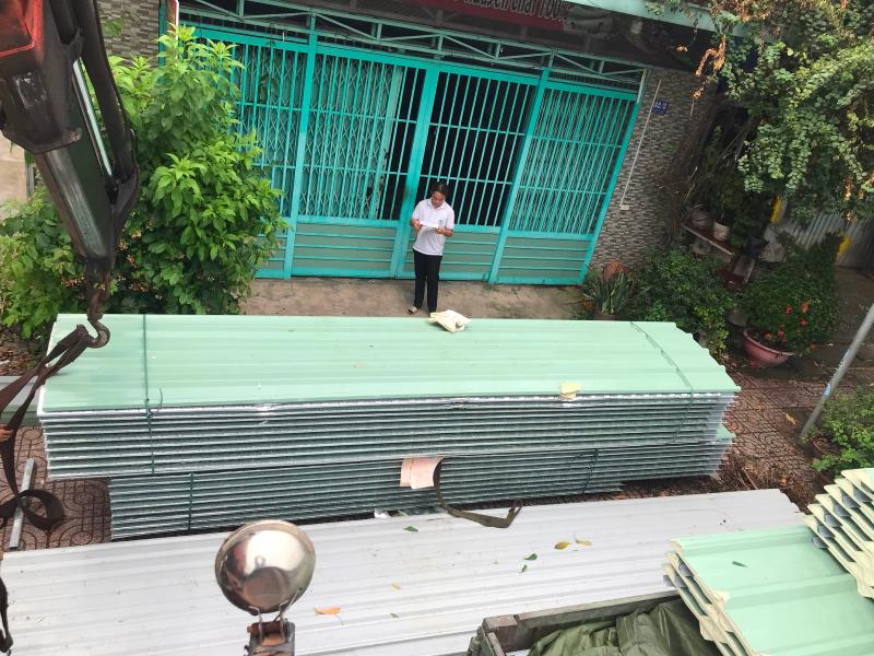 Giao 1000m tôn Đông Á đổ PU cho khách lợp mái quán ăn tại Quận Phú Nhuận