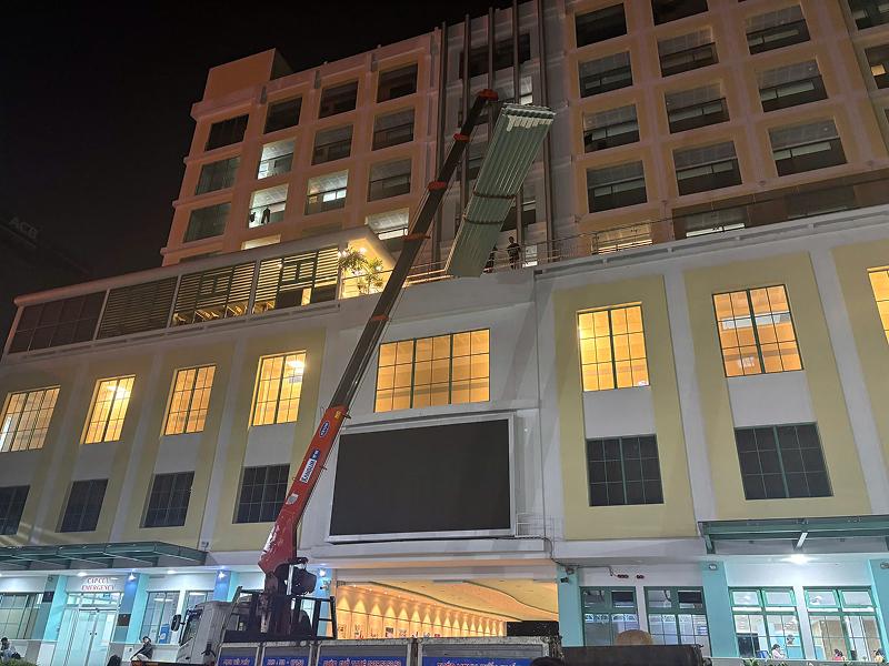 Giao 12 tấm tôn PU dài 7.3m cho công trình bệnh viện Quận 1 TP.HCM