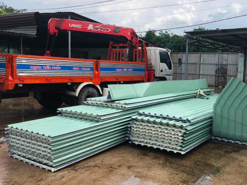 Giao 600m tôn xốp PU xanh ngọc Đông Á lợp mái nhà xưởng nhỏ tại Quận 11