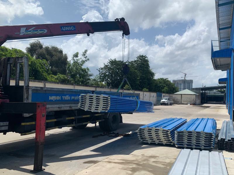 Giao tôn PU Đông Á màu xanh dương cho nhà xưởng tại Quận 12