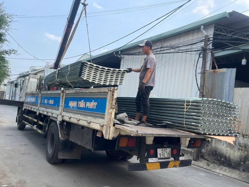 Giao tôn Việt Nhật cho anh khách lợp xưởng tại Thạnh Xuân, Quận 12.