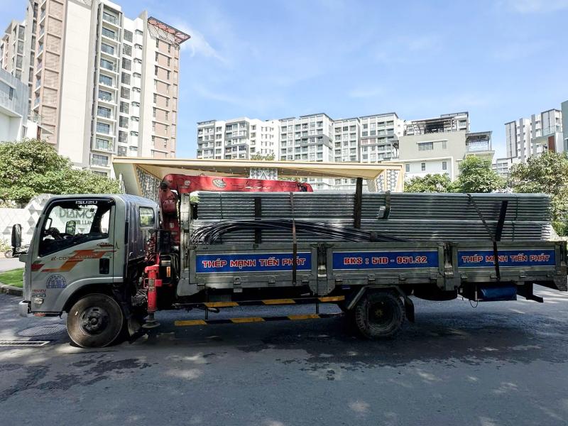 Giao 1100m tôn PU Hoa Sen về công trình trong khu dân cư tại Quận 3