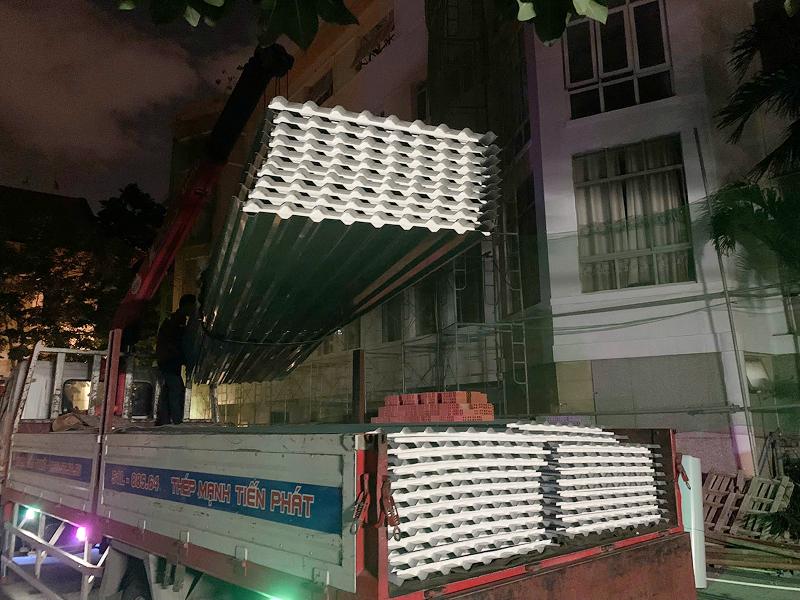 Giao 79 tấm tôn PU Đông Á dày 18 ly cho Công ty Xây dựng Nam Tiến Thành tại Quận 3