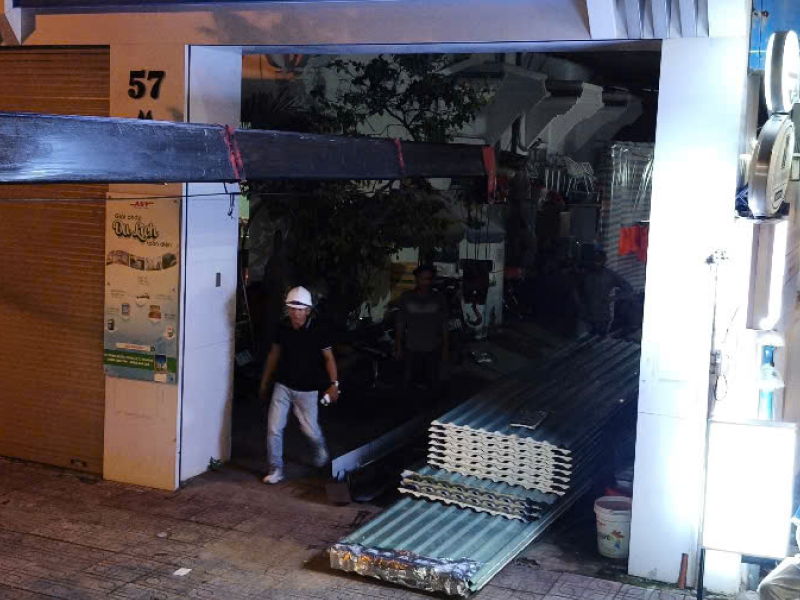 Giao tôn PU Hoa Sen cho khách sửa nhà ở đường Hoàng Diệu Quận 4