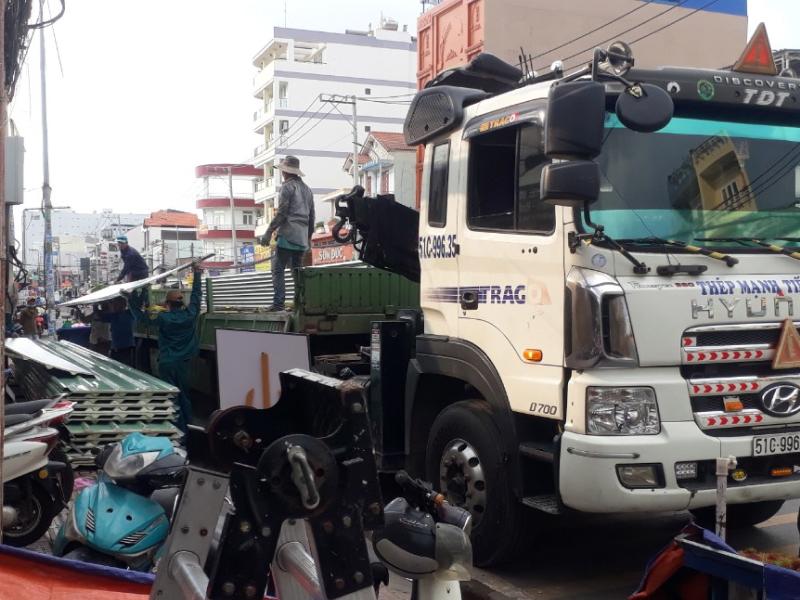 Giao 750m tôn PU Đông Á cho khách làm shop bán quần áo tại Quận 4