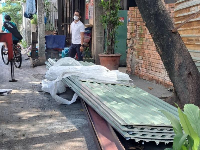 Giao 300m tôn PU cho khách làm nhà ở Quận 5
