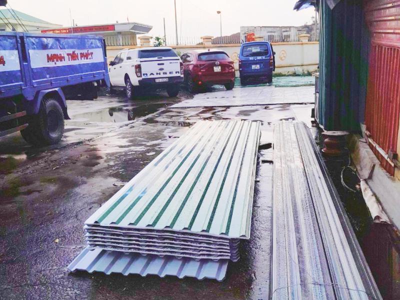 Giao tôn PE lợp mái bãi xe công ty tại Quận 5