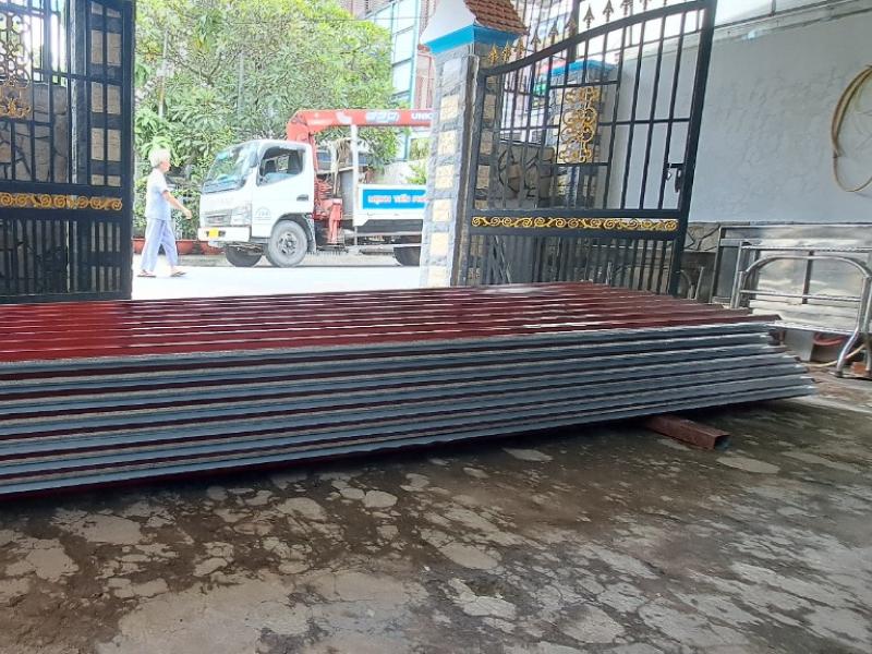 Hoàn tất giao 400m tôn PU cho khách trên đường Lý Chiêu Hoàng, Quận 6