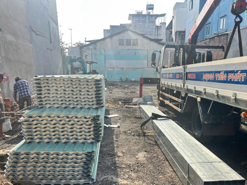Giao 50 tấm tôn PU Đông Á màu xanh ngọc dày 4zem cho công trình nhà ở Phạm Văn Chí, Quận 6