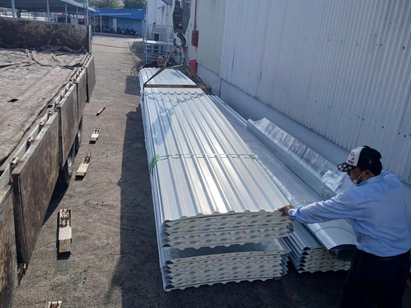 Giao 1500m tôn PU trắng sữa cho công ty SUBARU tại KCX Tân Thuận, Quận 7