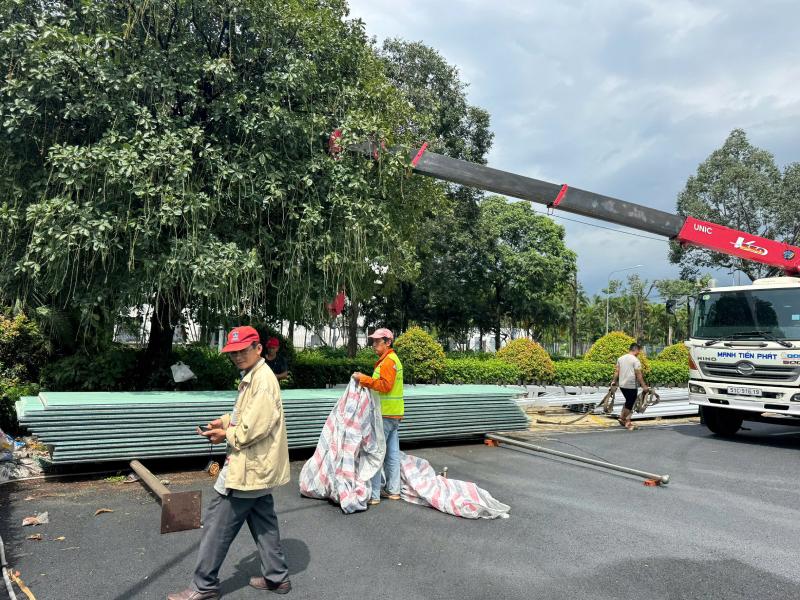 Giao 1000m tôn PU cho nhà xưởng tại KCX Tân Thuận, Quận 7