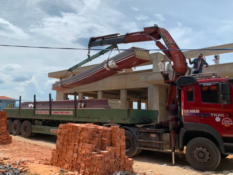Giao 50 tấm tôn PU Đông Á màu đỏ đậm cho công trình trường học tại Quận 8