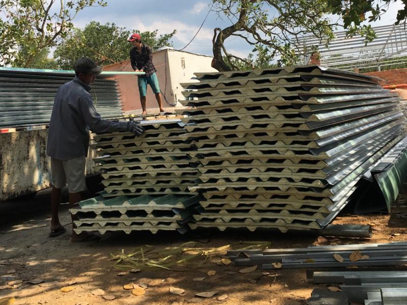 Giao tôn đổ PU Hoa Sen cho khách tại Quận 8