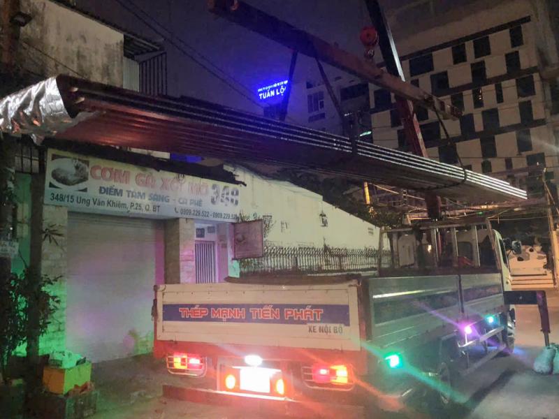 Giao 8 tấm tôn Hoa Sen đỏ đậm dày 4.5dem PU 9 sóng cho công trình nhà ở tại Bình Thạnh, TP.HCM