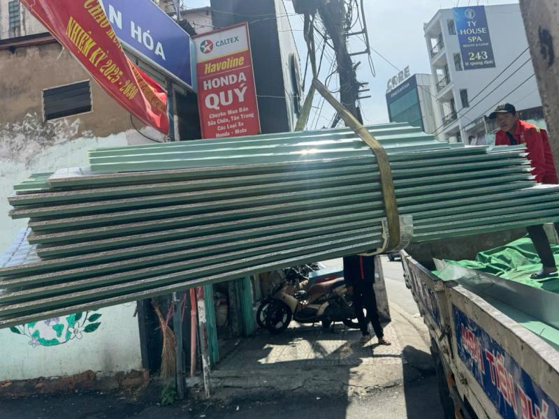 Giao 100m tôn Hoa Sen đổ PU cho khách tại Bình Thạnh