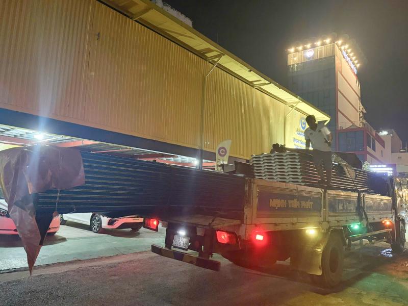 Vận chuyển tôn PU Hoa Sen đến xưởng ô tô tại Tân Phú