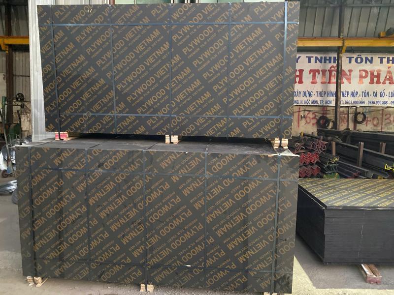 Mỗi tấm ván ép đều có in logo "PLYWOOD VIET NAM"