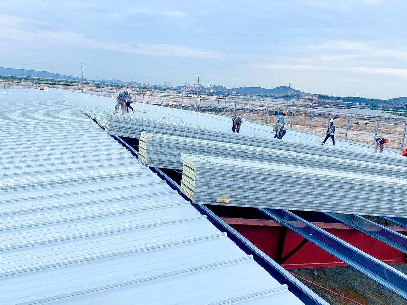 Tôn cách nhiệt sử dụng lợp mái nhà xưởng ở Cần Giờ để chống nóng tốt hơn