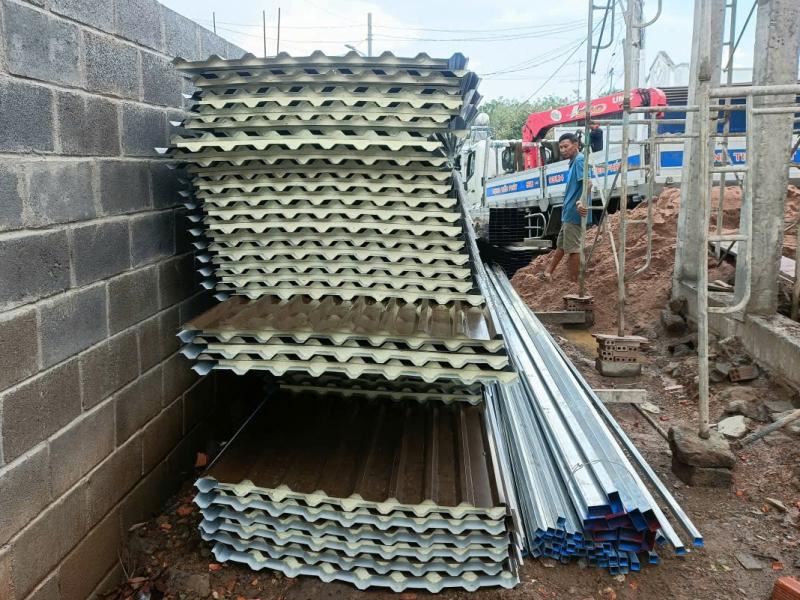 Nhiều công trình tại Gò Vấp ưu tiên sử dụng tôn PU vì chống nóng, chống ồn tốt hơn