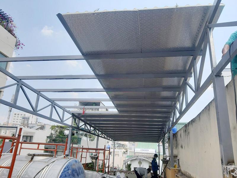 Tại Quận 1 nhiều công trình như nhà hàng, quán ăn hay nhà ở dân dụng đều dùng tôn cách nhiệt để chống nóng