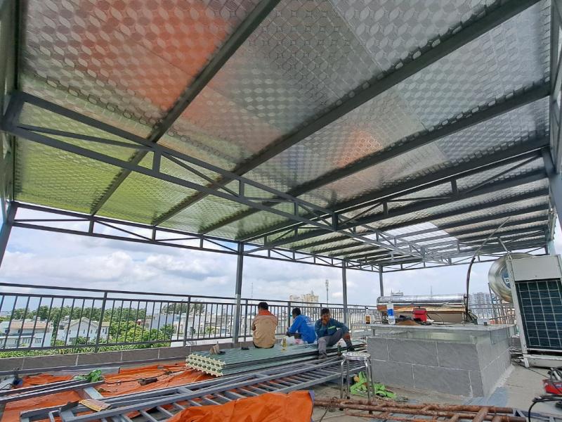 Tôn cách nhiệt tại Quận 10 rất được ưa chuộng dùng làm mái che sân thượng để chống nóng