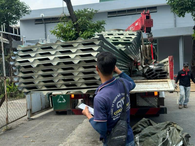 Khách hàng thường chọn mua tôn PU cho công trình tại Quận 12 nhờ khả năng cách nhiệt tốt