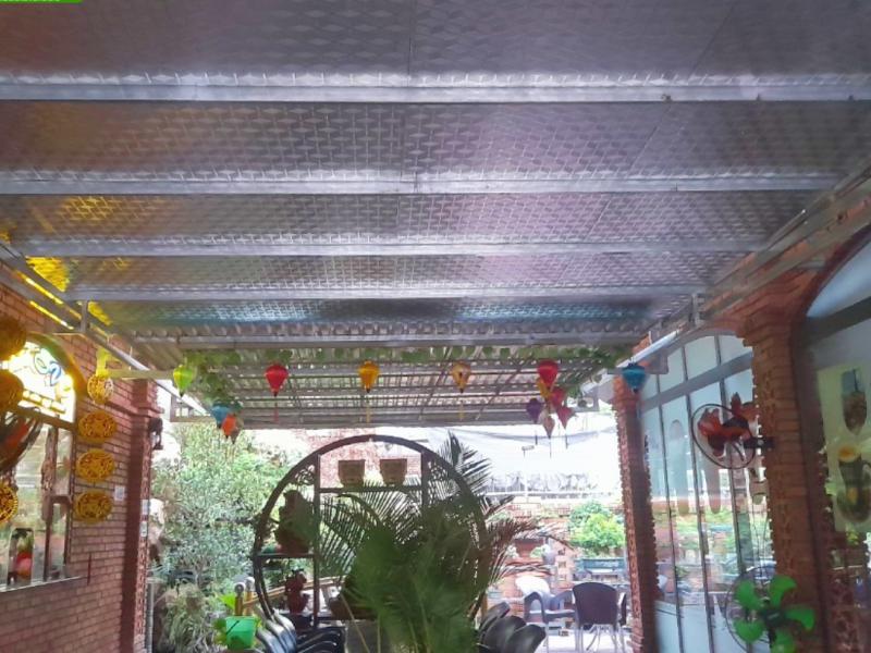 Tôn cách nhiệt được dùng lợp mái quán cà phê bình dân chống nóng tốt hơn