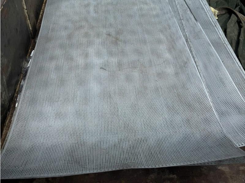 Thép tấm đục lỗ là thép tấm được đột lỗ theo hình dạng, kích thước yêu cầu