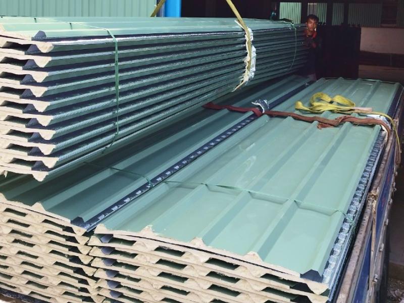 Tôn cách nhiệt Đông Á có bề mặt đẹp, phản xạ nhiệt tốt, giá hợp lý